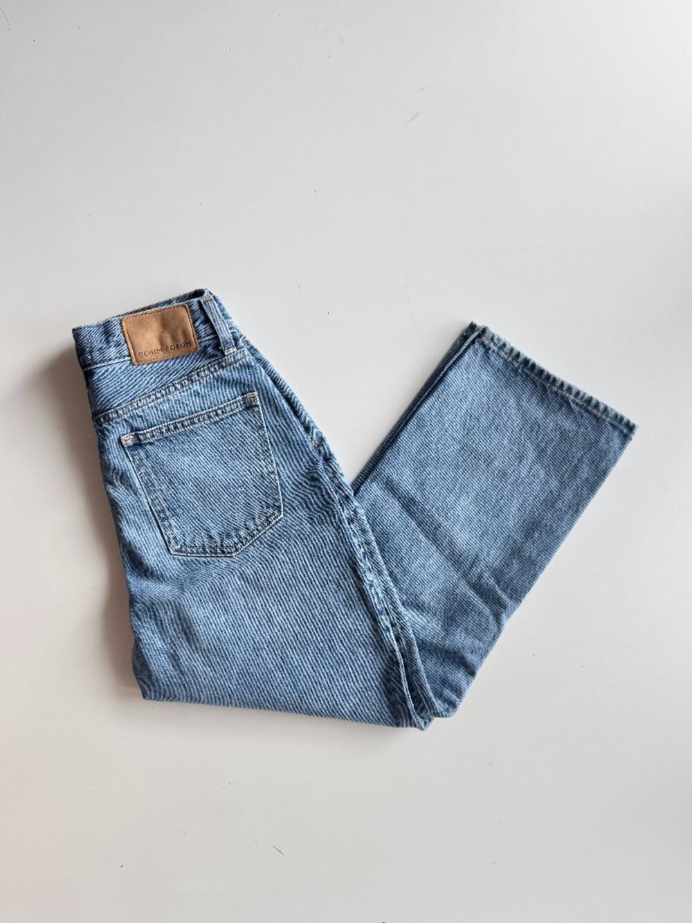 Aritzia DENIM FORUM Pin-Up Super High Straight Leg 24L Cropped Jeans, Size 25